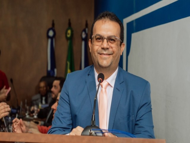 Vereador Prof. Agaeudes critica situao da educao em Salgueiro e parabeniza professores pelo desempenho na alfabetizao.