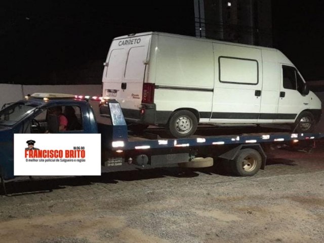 Carro roubado na cidade de Santo Andr SP  recuperado pela polcia militar em Serra Talhada.