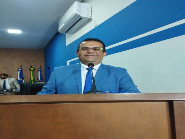 Vereador Professor Agaeudes denuncia problemas na compra de fardamento escolar na Cmara de Vereadores de Salgueiro.