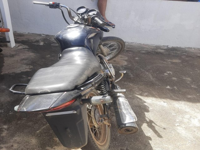 Moto furtada em Salgueiro no ano de 2022  recuperada pela Polcia Militar em Parnamirim.
