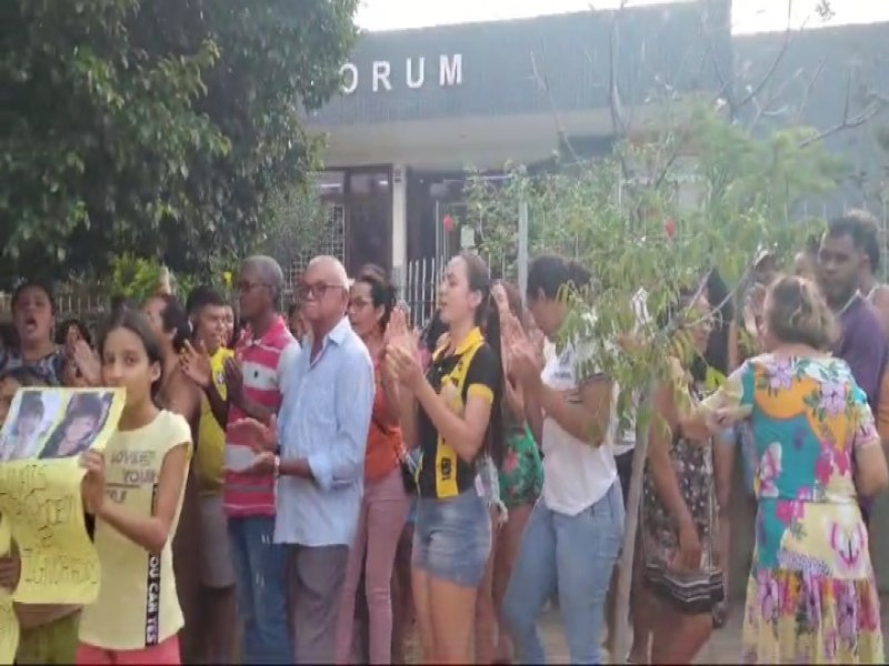 Moradores de Ums, distrito de Salgueiro, protestaram contra deciso judicial da guarda de Elo mas a criana vai ficar com o pai