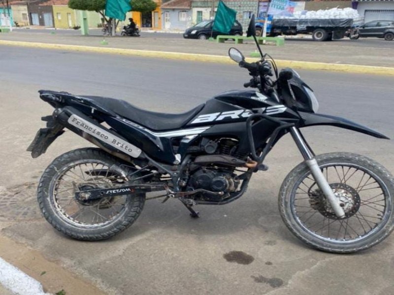 Polcia Militar da 9 CIPM apreende moto Honda Bros clonada no centro de Trindade