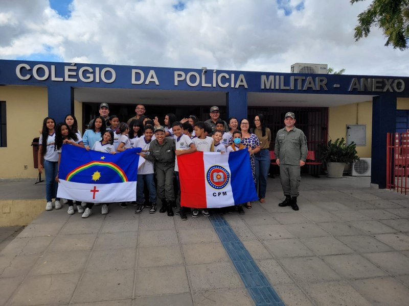 Instrutor do Proerd/5BPM e alunos de escola estadual realizam visita ao Colgio da Polcia Militar em Petrolina