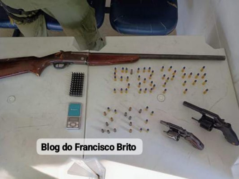 Aps tomar veculo de assalto e tentar fugir da Polcia Militar indivduo  preso com armas em Petrolina