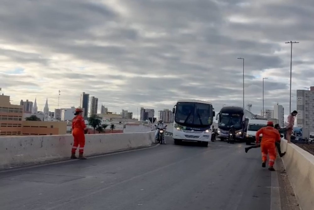 Polícia Militar do GATI salva Mulher em tentativa de suicídio no viaduto Barranqueiro, em Petrolina Polícia Militar do GATI salva Mulher em tentativa de suicídio no viaduto Barranqueiro, em Petrolina