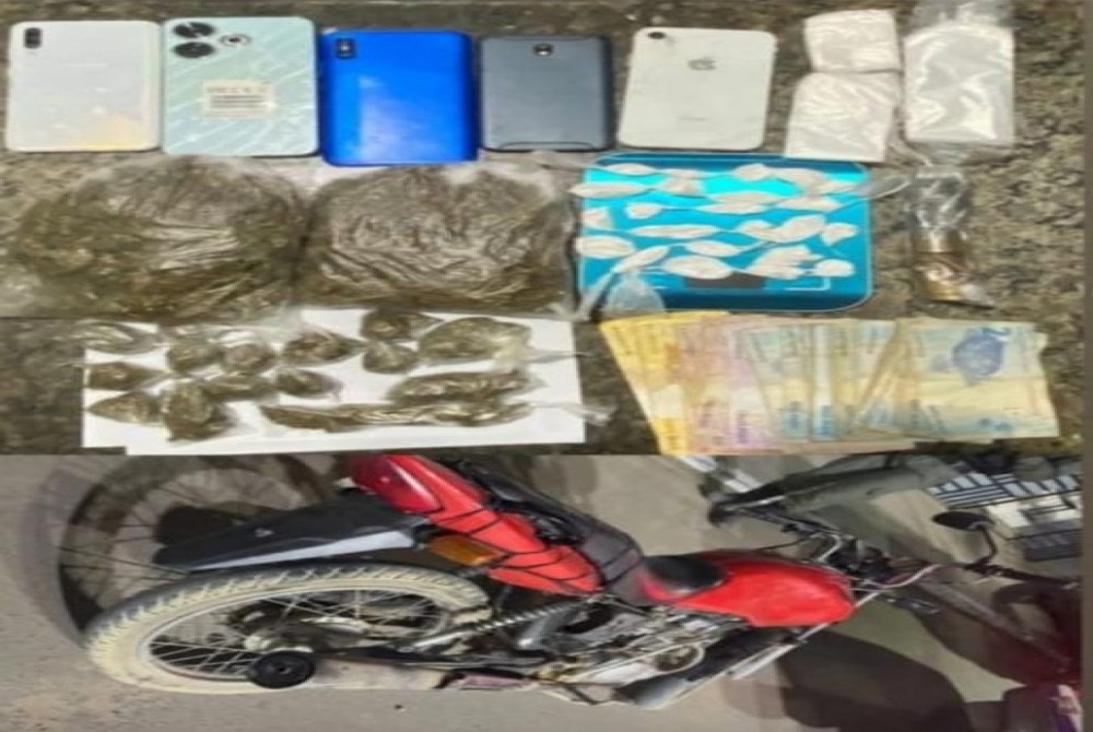 Pol�cia Militar apreende drogas, dinheiro e moto roubada em opera��o no Distrito de Serrol�ndia em Ipubi