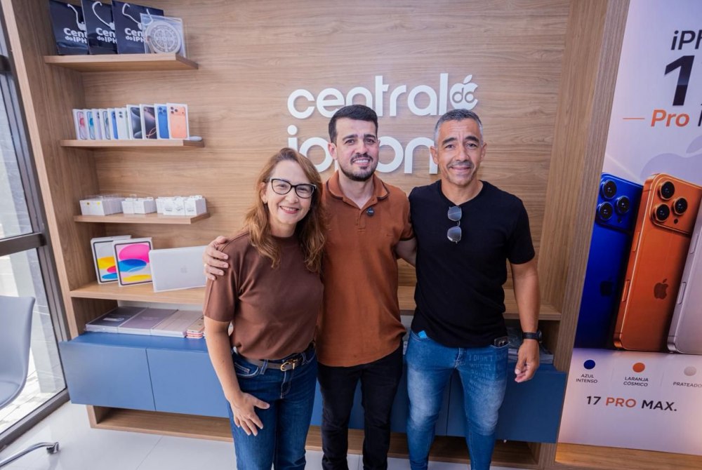 Deputada Débora Almeida e vereador Mael do Divino prestigiam inauguração da Central do iPhone em Salgueiro Deputada Débora Almeida e vereador Mael do Divino prestigiam inauguração da Central do iPhone em Salgueiro