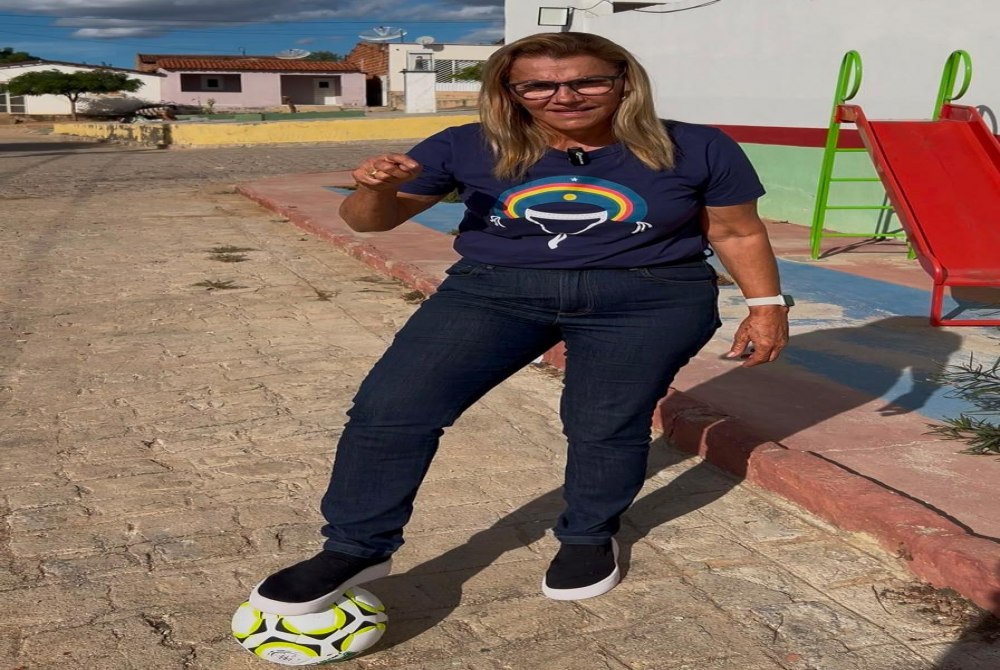 Prefeita Riva Bezerra anuncia constru��o de quatro quadras esportivas na zona rural de Cedro