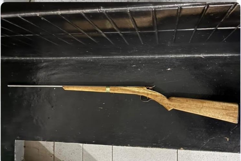 Indiv�duo � conduzido � delegacia ap�s Pol�cia Militar apreender arma de fogo durante evento junino em Ipubi