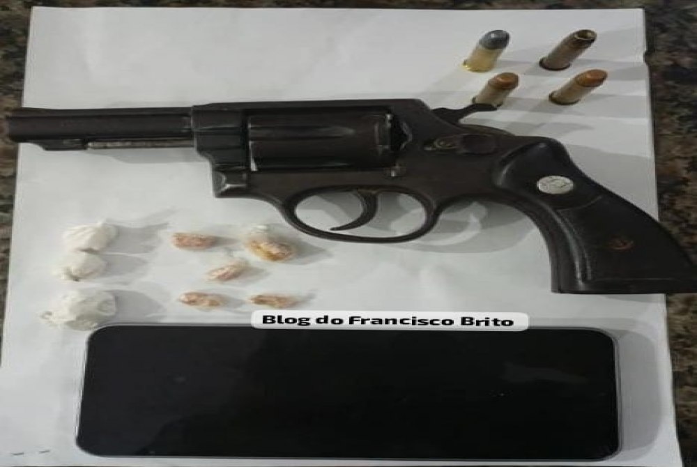 GATI desarticula ponto de tr�fico e apreende arma, drogas e muni��es em Araripina