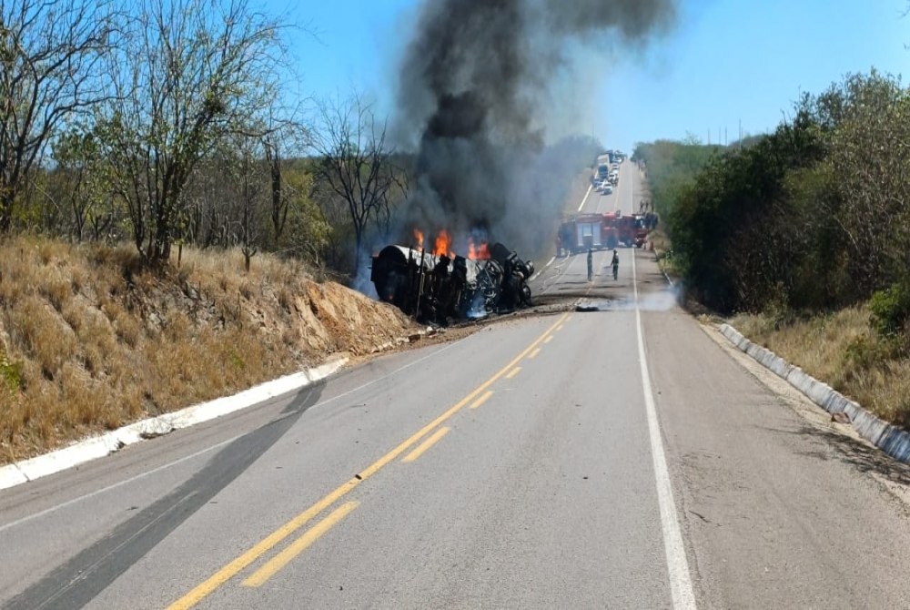 Colis�o entre carro e caminh�o-tanque termina com ve�culo em chamas e deixa cinco feridos na BR-232, em Serra Talhada