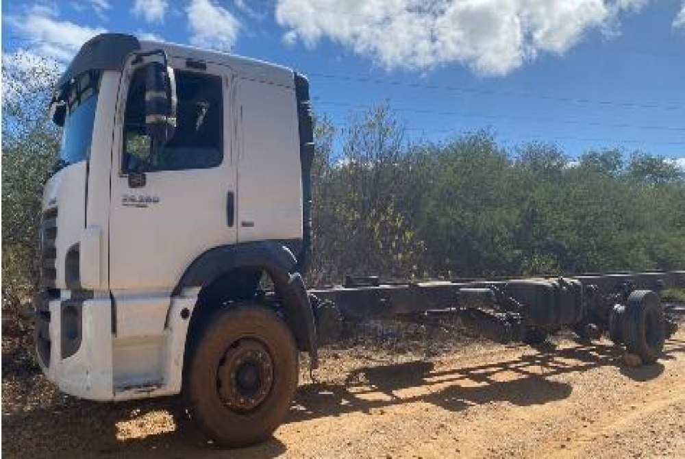Caminh�o roubado em Floresta � encontrado depenado �s margens da BR-232 e recuperado pela Pol�cia Militar em Mirandiba