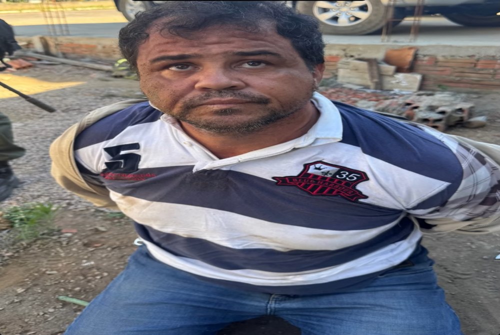 Polícia Militar de Pernambuco e Ceará prende em Exu indivíduo por sequestrar e matar dois empresários irmãos de Ouricuri horas após duplo homicídio Polícia Militar de Pernambuco e Ceará prende em Exu indivíduo por sequestrar e matar dois empresários irmãos de Ouricuri horas após duplo homicídio