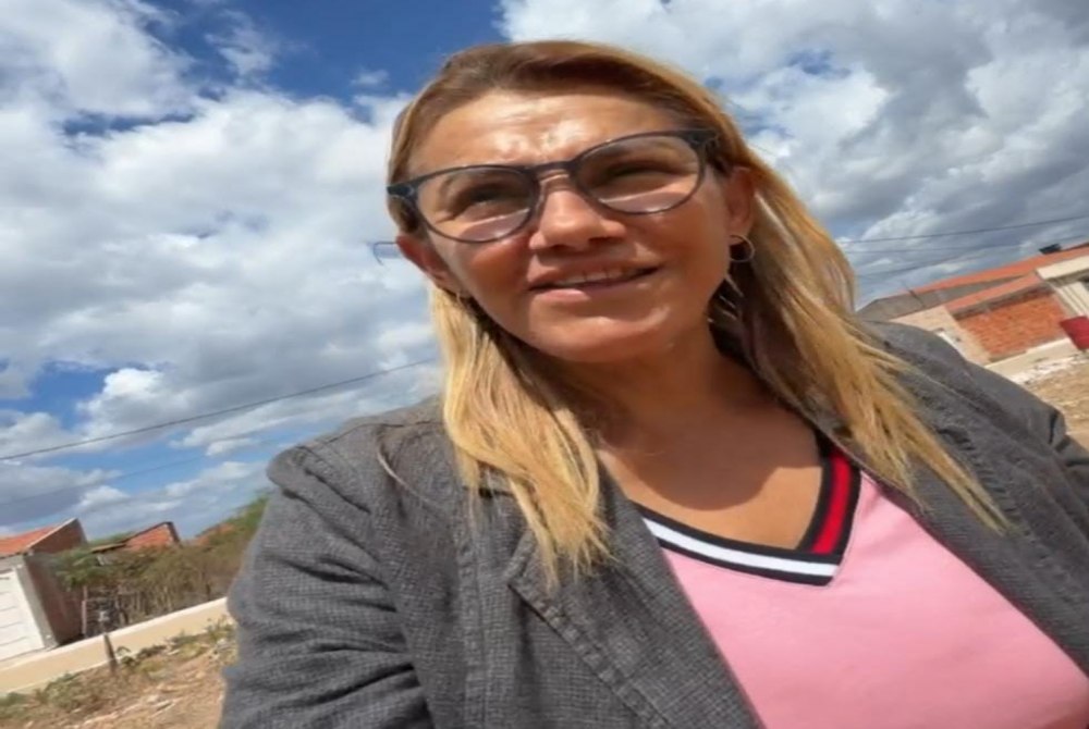 Prefeita Riva Bezerra anuncia constru��o de Areninha em Cedro