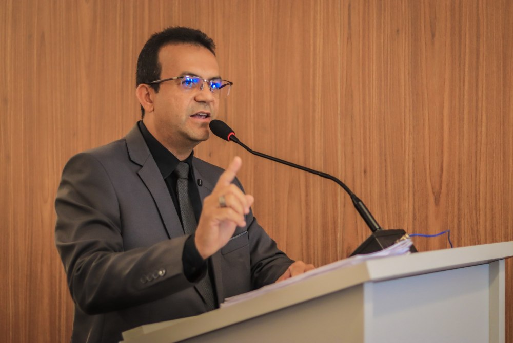 Vereador Prof. Agaeudes pede suspens�o de edital para sele��o de gestores escolares na sess�o da C�mara de Salgueiro