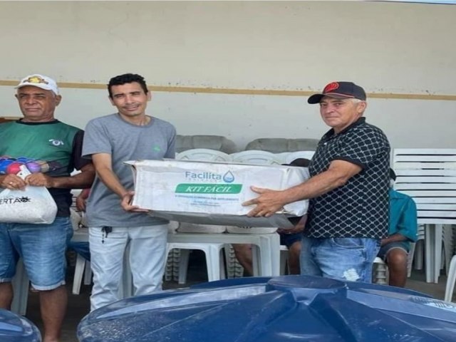 PT de Betnia realiza entrega de sementes e kits de irrigao para agricultores local