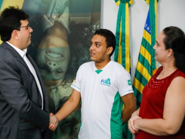 Rafael Fonteles recebe estudantes de escolas estaduais aprovados na Ufpi