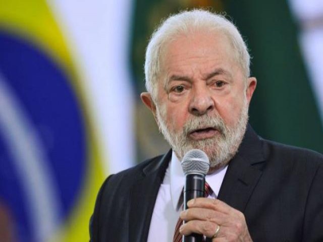 Lula anuncia reajuste na merenda e critica 