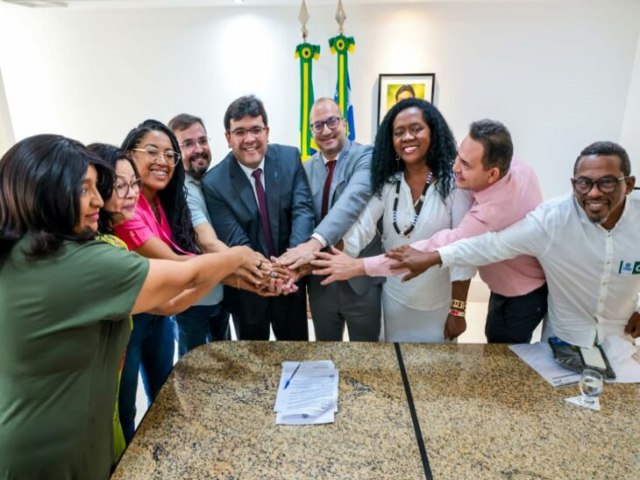 Governador entrega ttulo coletivo de terra  comunidade quilombola Mimb