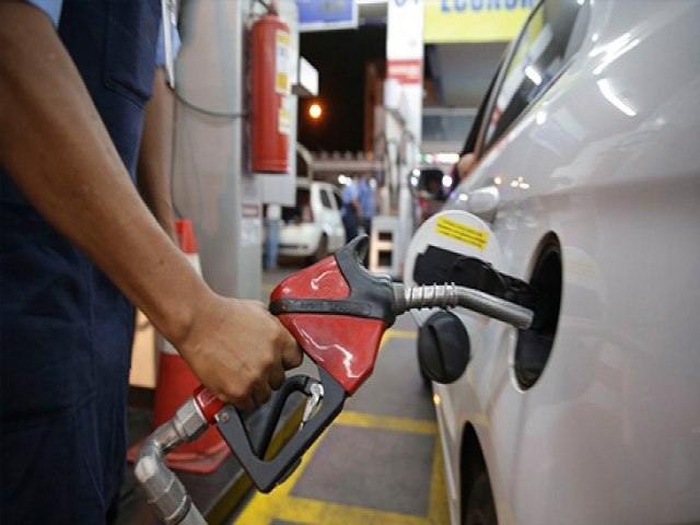 Preo da gasolina cai pela 2 semana seguida nos postos, diz ANP