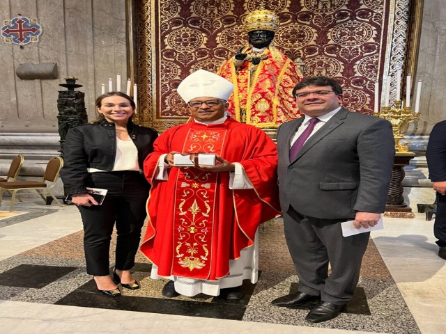 Rafael Fonteles acompanha arcebispo de Teresina em solenidade no Vaticano