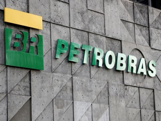 Petrobras reduz preos de gasolina e gs de cozinha para distribuidoras