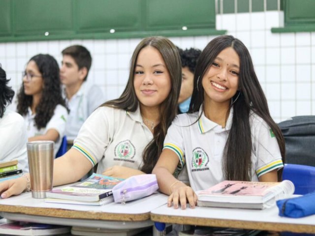 Mais de 200 mil alunos da rede estadual retornaram s salas de aula nesta tera (1)