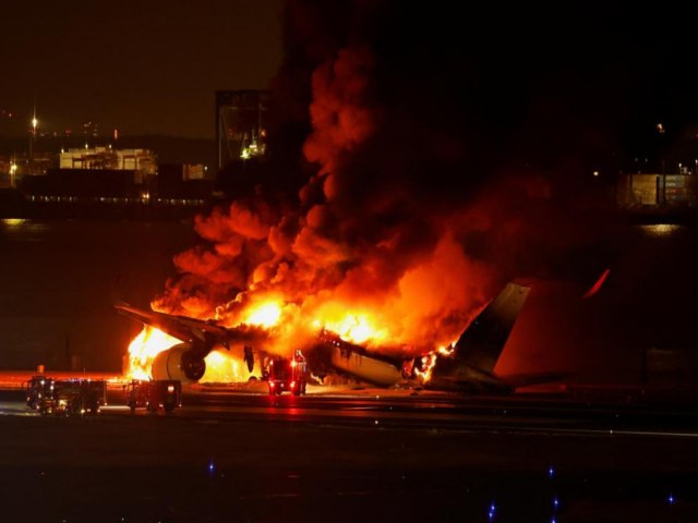 Avio com mais de 300 passageiros pega fogo em aeroporto em Tquio