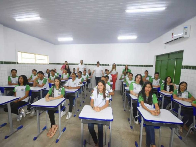 Rafael Fonteles entrega moderna estrutura de escola de tempo integral em Demerval Lobo