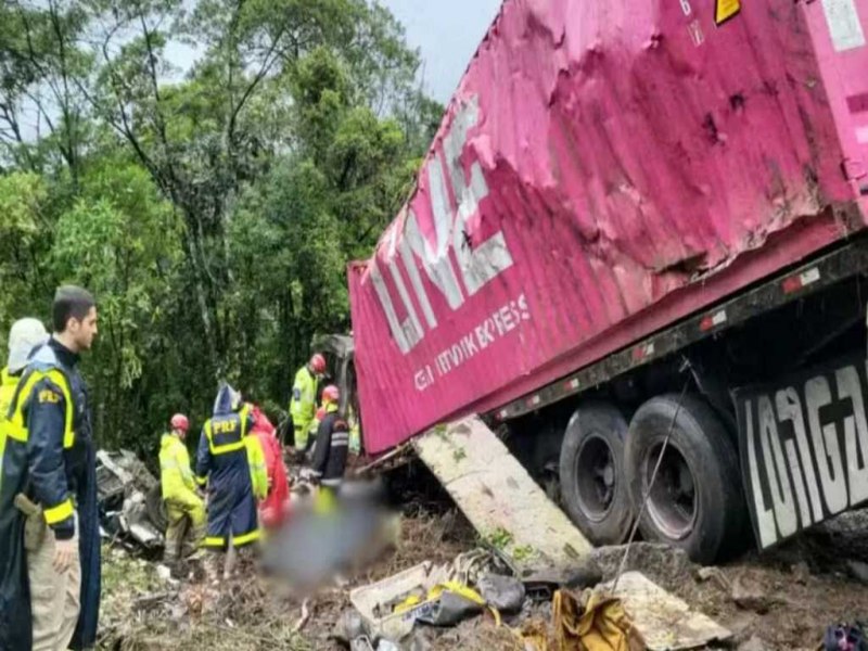 Acidente na BR mata nove pessoas de equipe de remo no Paran