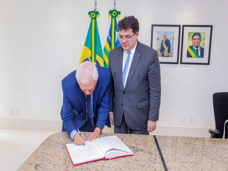 Governador Rafael Fonteles transmite cargo para cumprir misso oficial em Portugal