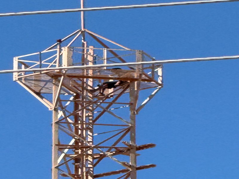 Em Jaics Jovem  sobe em torre de telefonia e populao acompanha apreensiva