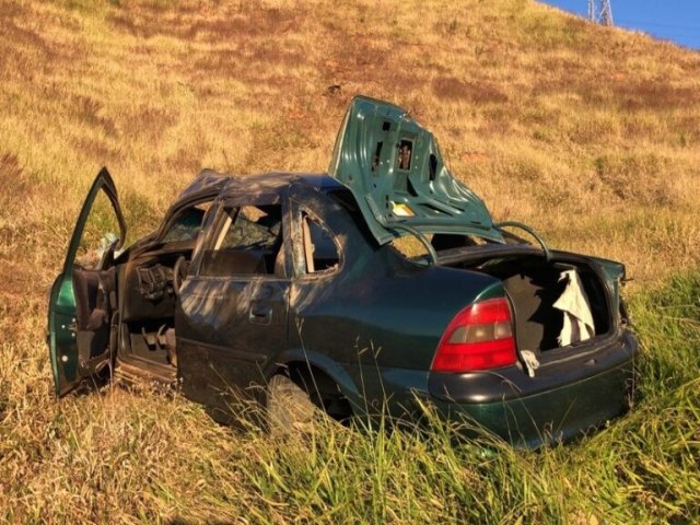 Juiz de Fora - Mulher  resgatada aps carro cair de penhasco de 200m; um idoso morre no acidente