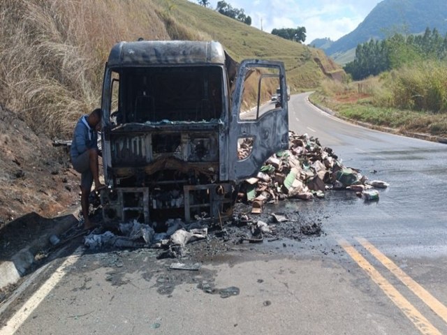 Caminhão baú carregado com carnes se incendeia na Serra de Pirapanema