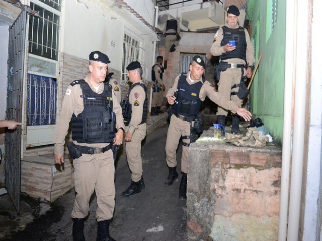 Muria - Duas granadas e drogas so apreendidas no bairro So Cristvo