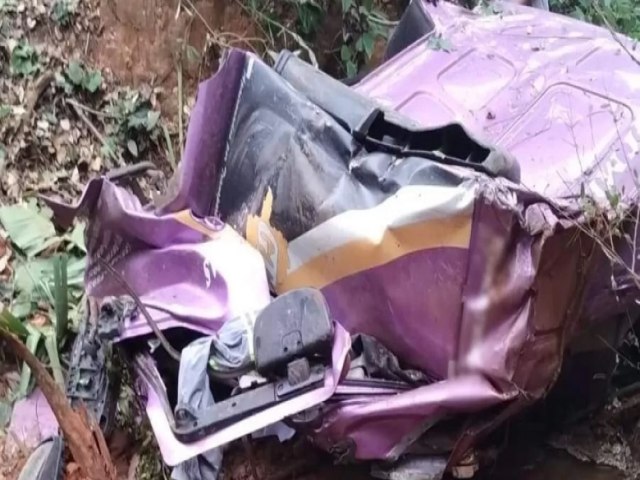 BR-116 - Carreta de Manhuau cai de ponte de 100 metros e motorista morre