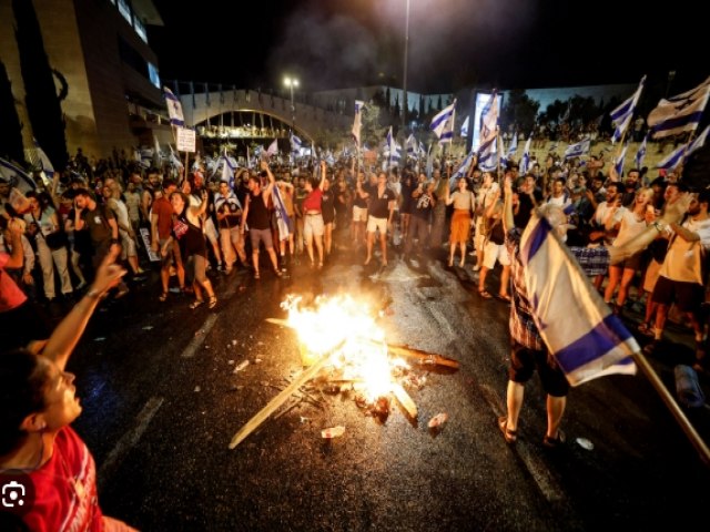 Mundo - Israelenses temem guerra civil após reforma do Judiciário e 28% poderiam deixar o país