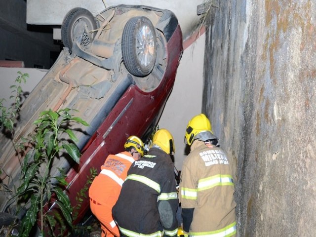 Muria - Motorista perde controle do carro, desce ribanceira e capota dentro de residncia no bairro Joo XXIII