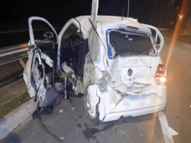 Divino - Veículo atinge base da EcoRioMinas e passageiro fica ferido
