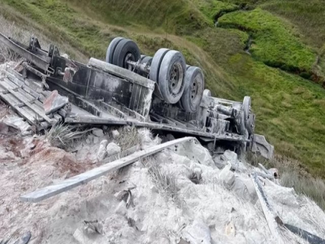 Muria - Ajudante morre aps caminho cair em ribanceira na Serra de Pirapanema