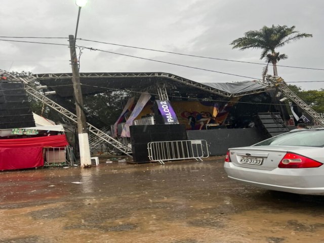 Porciúncula - Palco 2 da Expo Porciúncula (RJ) é danificado pela forte chuva e ventania na tarde deste domingo (20)