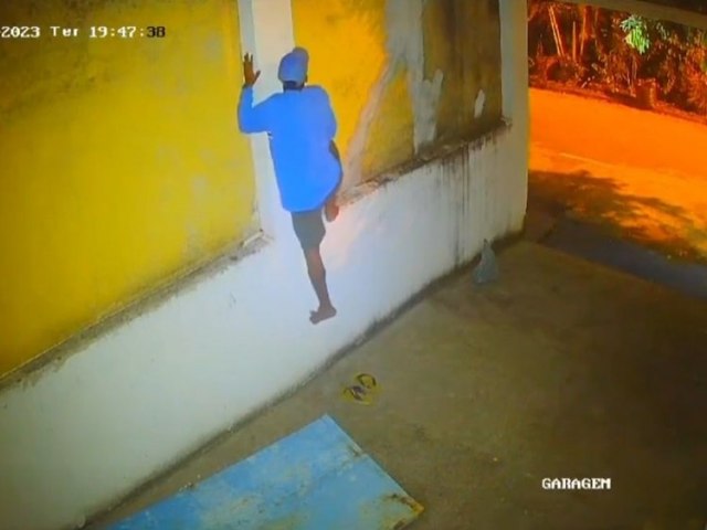 Muria - Homem escala muro e furta roupas em residncia no bairro Napoleo