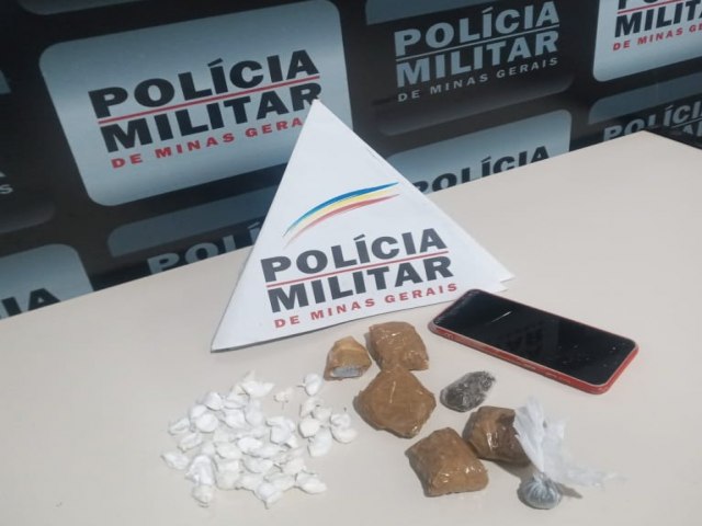 Carangola - PM prende jovem por trfico de drogas no bairro Santa Maria