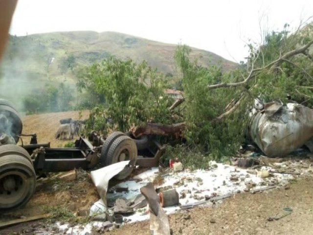 Lajinha - Caminhão tomba após perder controle na MG-441