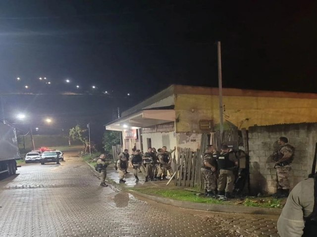Fervedouro - Após balear dois policiais, atirador se abriga em uma casa durante a madrugada