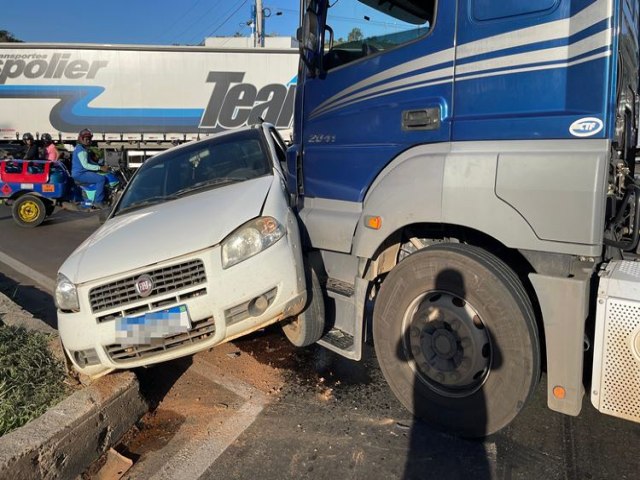 Muriaé - Caminhonete fica presa entre meio-fio e carreta em acidente no trevo da Chevrolet