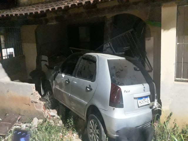 Divino - Condutor embriagado invade casa no bairro Cantinho do Céu