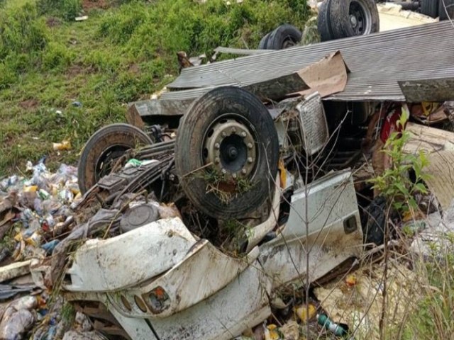 Leopoldina - Acidente com caminhão deixa um morto e dois feridos na BR-116 na Serra da Vileta