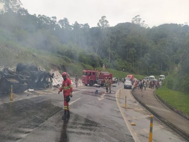 Motorista de So Joo do Manhuau morre aps incndio em carreta que tombou na descida da BR-040 sentido Rio de Janeiro