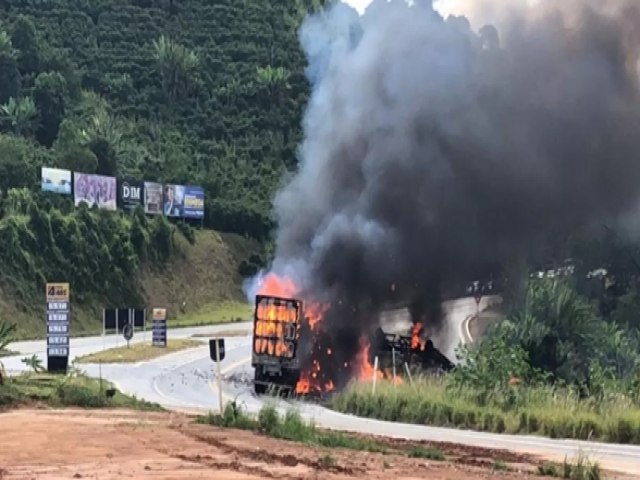 Ibatiba - Acidente com caminho-tanque causa incndio e fecha BR 262